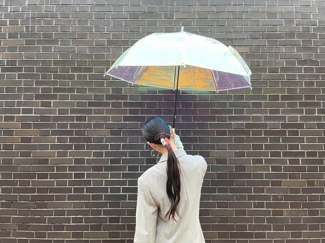 高城れにさんのインスタグラム写真 - (高城れにInstagram)「今日は新しく買った オーロラ傘をさしたのです🙂☂️‼︎ ピカピカでテンションあがりましたーっ れいにーれにさん。と言った感じでしょうか😊？ #rain #umbrella」2月15日 21時13分 - takagireni_official