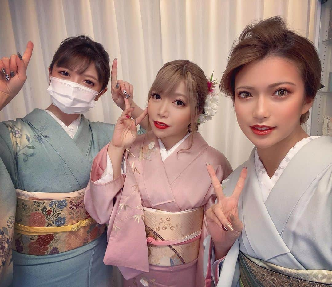 橘咲良さんのインスタグラム写真 - (橘咲良Instagram)「銀座ななえママと撮影した時✨✨ 綺麗に仕立てて頂きました🥰💓  @nanae.karasawa  @junpanda3  @serinorina  @saaachimu1123   #銀座 #Club #ななえママ  #銀座ななえチャンネル  #唐沢奈々江 #奈々江ママ #クラブななえ #銀座ななえ #nanae #銀座クラブ #東京 #ginza #tokyo  #高級クラブ #いい波のってんね #YouTube #youtuber  #コラボ #キングラビッツ #橘咲良だぞ　#☝🏻☝🏻」2月15日 15時50分 - tachibanasakuradazo