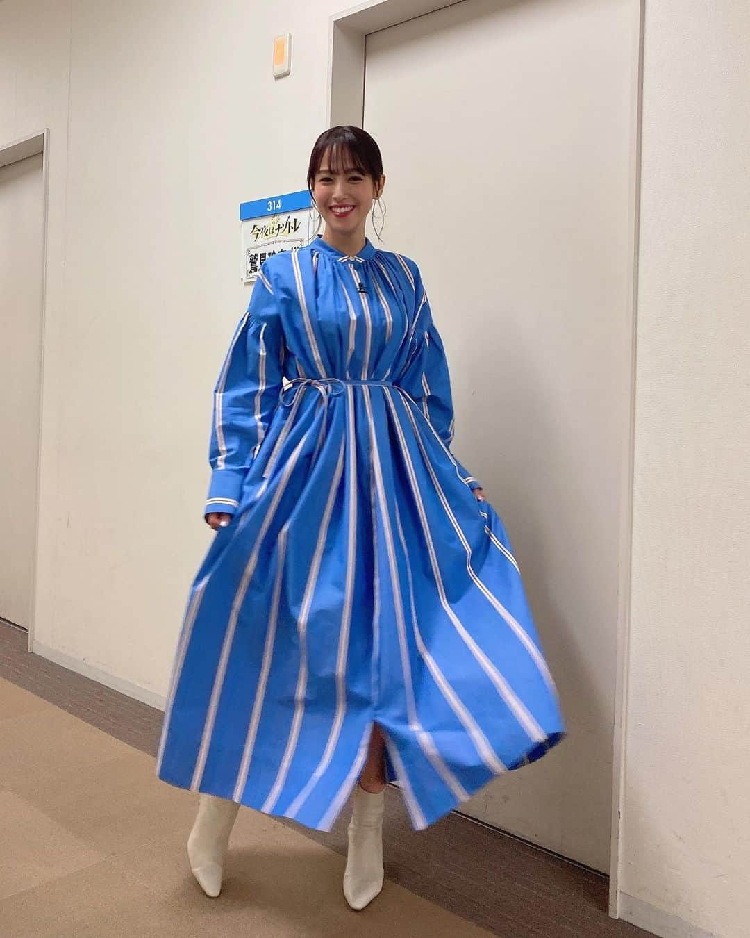 鷲見玲奈さんのインスタグラム写真 - (鷲見玲奈Instagram)「. バレンタインはいかがお過ごしでしたか？✨ 私は久しぶりに何も予定が無かったので、トークアプリを購読して下さっているみなさんにチョコレートをプレゼントしました🍫(リモートバレンタイン😝)  さて、あす夜7時から放送の「今夜はナゾトレ」に出演します！！ 今回は久しぶりの有田さんチーム✨  去年のチャンピオンですが、今年はまだ優勝無しとのことだったので、私も気合を入れて臨みました💪  ぜひご覧下さい！！  👗 @doublestandard_official  👂🏻 @vendomeboutique_official   #今夜はナゾトレ #ナゾトレ #ナゾトレの収録はナゾトレっぽい衣装を選んでいます☺️」2月15日 15時45分 - sumi__reina