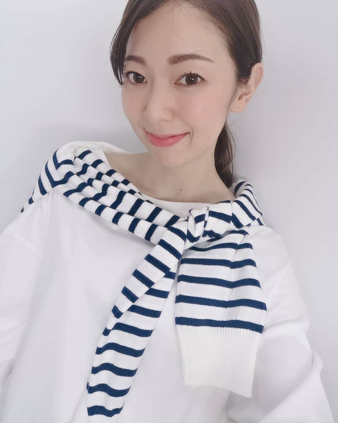 杉山由紀子のインスタグラム：「春だね🌸 * 撮影はもうサンダルとか春夏に近づいてます✨✨✨ * 寒いの苦手だから本当にあったかくなってほしー♫♫♫ * * #撮影 #モデル #freelance #model #shooting #cordinate #春 #春夏 #春服 #ホワイトコーデ #コーディネート」