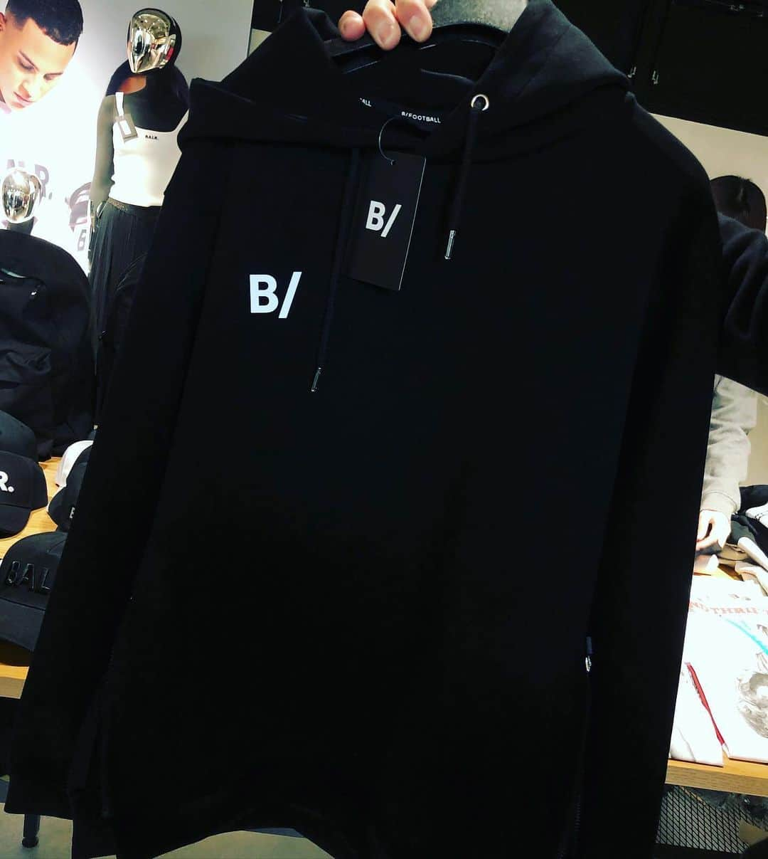 木村真野さんのインスタグラム写真 - (木村真野Instagram)「#BALR の展示会 持っている服がほとんど黒な私は BALRとB/の深い黒が大好き💕 届くの楽しみ🤩 @taishi_balancestyle  @balr_jpn  @balancestyle  @yuka_balancestyle  @hinako_balancestyle」2月15日 15時47分 - mayakimura5