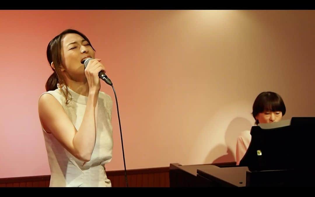 のインスタグラム：「【マンスリー配信LIVE🎤第３弾】 Happy Valentine "with" Eiko Matsumoto❤️  ご覧いただいた皆さま、ありがとうございました✨✨✨ 昨日の余韻が続いております🎹 まだドキドキ🤣  アーカイブまだ間に合いますよ🙌 streaming.zaiko.io/_item/335450　　　　  出演: 松本英子&長谷川久美子(Pf.)　  ※アーカイブ期間は無料で３日間。＋600円で１４日間に延長可能！」