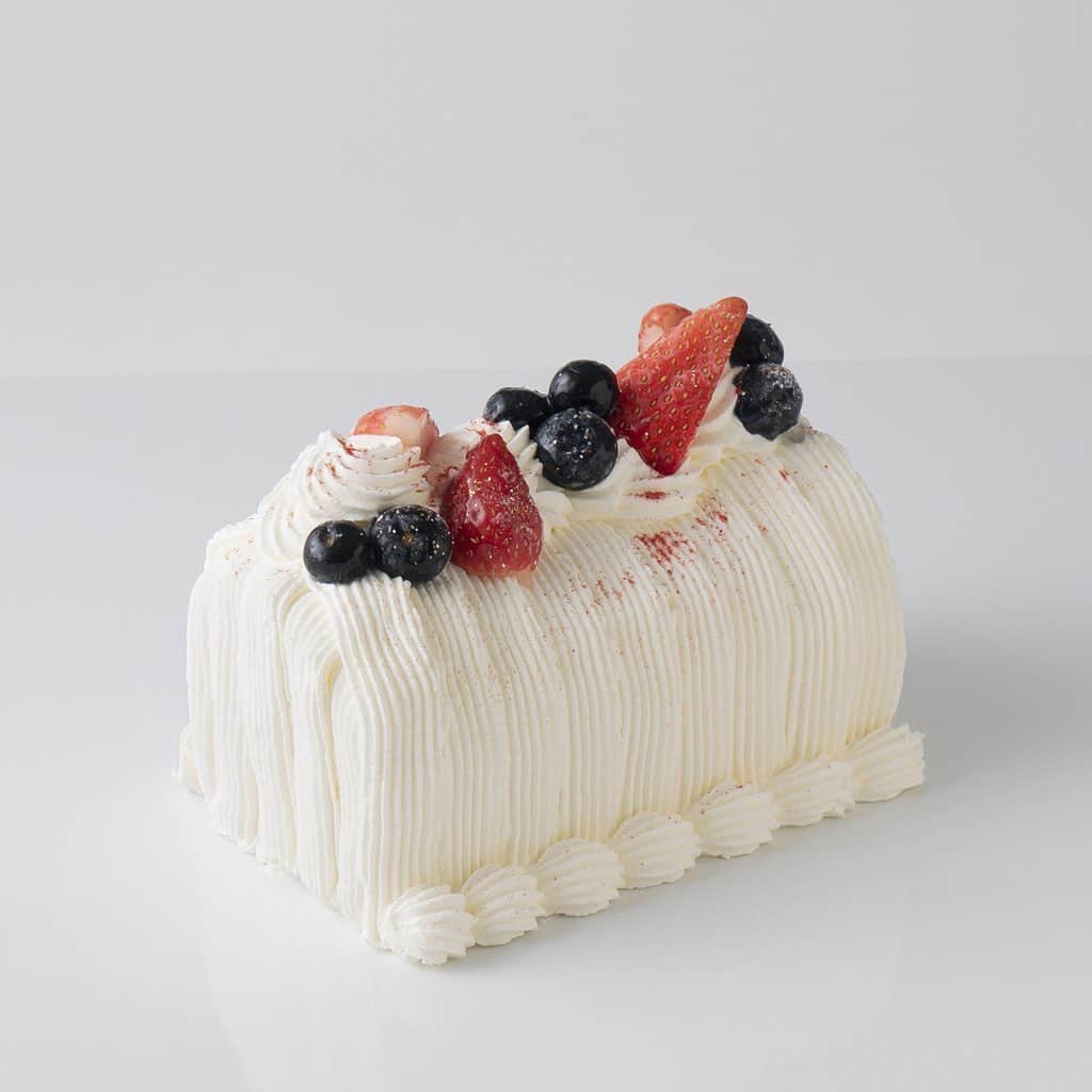Cake.jpさんのインスタグラム写真 - (Cake.jpInstagram)「苺のふんわりふわりロールケーキ🍓  練乳クリームとクレームパティシエールを包み込んだロールケーキ！  いちごとたっぷりの生クリームでデコレーションしました！  お祝いのケーキやおうち時間の贅沢デザートにぴったり♬  ぜひご賞味ください✨ ＝＝＝＝＝＝＝＝＝＝＝ この投稿をtap→商品を見る、又はプロフィールのショップを見るからご購入頂けます🧁 ＊＊＊＊＊＊＊＊＊＊＊＊＊＊＊＊＊＊＊＊＊＊＊＊＊＊ ⁠ ⁠⁠⁠⁠⁠⁠⁠⁠⁠⁠⁠⁠⁠⁠⁠⁠Cake.jpでは、皆さんからシェアされた⁣⠀⁠⁠⁠⁠⁠⁠⁠ ⁠ 素敵なお祝いのコンテストをおこなっています⁠🙌⁠ ⁠ ⁠⁠⁠ ⁠ 👇フォトジェアニバーサリー参加方法👇 ⁠ ⁠⁠  Cake.jpのケーキでのお祝いの様子を⁣⠀⁠⁠⁠⁠⁠⁠⁠⁠ ⁠ @iiicakejp #フォトジェアニバーサリー で タグ付けしてシェアするだけ🌈  ご参加を心よりお待ちしております💡 ⁠ ※当アカウントと同様のなりすましアカウントが報告されています。当社とは関係がございませんのでご注意くださいませ※ ＊＊＊＊＊＊＊＊＊＊＊＊＊＊＊＊＊＊＊＊＊＊＊＊＊＊  #美味しいもの好きな人と繋がりたい#おうちスイーツ#お取り寄せスイーツ #お家パーティー#お取り寄せグルメ#甘党#素敵なお祝い#スイーツ好きな人と繋がりたい#食べるの好きな人と繋がりたい#お土産#手土産スイーツ#スイーツ好き#スイーツ部#プレゼント#サプライズ#いつもありがとう#ケーキ#かわいいスイーツ#オシャレなスイーツ#おうちカフェ#ご褒美#ご褒美ケーキ#ロールケーキ#いちご#苺#いちご好き#贅沢スイーツ#生クリーム」2月15日 16時00分 - cakejp_official