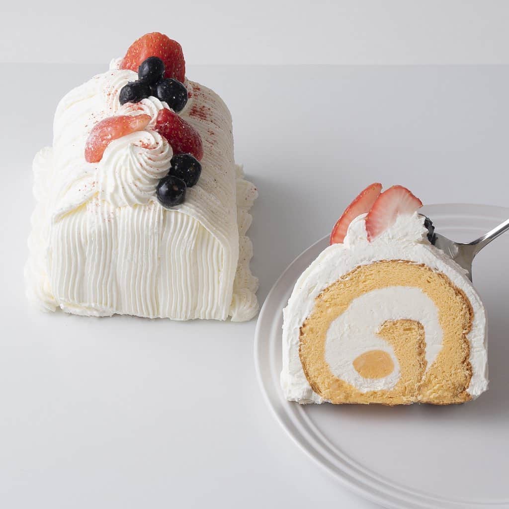 Cake.jpさんのインスタグラム写真 - (Cake.jpInstagram)「苺のふんわりふわりロールケーキ🍓  練乳クリームとクレームパティシエールを包み込んだロールケーキ！  いちごとたっぷりの生クリームでデコレーションしました！  お祝いのケーキやおうち時間の贅沢デザートにぴったり♬  ぜひご賞味ください✨ ＝＝＝＝＝＝＝＝＝＝＝ この投稿をtap→商品を見る、又はプロフィールのショップを見るからご購入頂けます🧁 ＊＊＊＊＊＊＊＊＊＊＊＊＊＊＊＊＊＊＊＊＊＊＊＊＊＊ ⁠ ⁠⁠⁠⁠⁠⁠⁠⁠⁠⁠⁠⁠⁠⁠⁠⁠Cake.jpでは、皆さんからシェアされた⁣⠀⁠⁠⁠⁠⁠⁠⁠ ⁠ 素敵なお祝いのコンテストをおこなっています⁠🙌⁠ ⁠ ⁠⁠⁠ ⁠ 👇フォトジェアニバーサリー参加方法👇 ⁠ ⁠⁠  Cake.jpのケーキでのお祝いの様子を⁣⠀⁠⁠⁠⁠⁠⁠⁠⁠ ⁠ @iiicakejp #フォトジェアニバーサリー で タグ付けしてシェアするだけ🌈  ご参加を心よりお待ちしております💡 ⁠ ※当アカウントと同様のなりすましアカウントが報告されています。当社とは関係がございませんのでご注意くださいませ※ ＊＊＊＊＊＊＊＊＊＊＊＊＊＊＊＊＊＊＊＊＊＊＊＊＊＊  #美味しいもの好きな人と繋がりたい#おうちスイーツ#お取り寄せスイーツ #お家パーティー#お取り寄せグルメ#甘党#素敵なお祝い#スイーツ好きな人と繋がりたい#食べるの好きな人と繋がりたい#お土産#手土産スイーツ#スイーツ好き#スイーツ部#プレゼント#サプライズ#いつもありがとう#ケーキ#かわいいスイーツ#オシャレなスイーツ#おうちカフェ#ご褒美#ご褒美ケーキ#ロールケーキ#いちご#苺#いちご好き#贅沢スイーツ#生クリーム」2月15日 16時00分 - cakejp_official