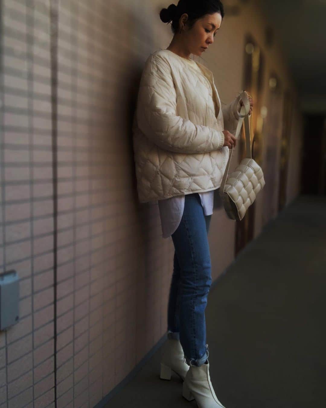 日下裕江のインスタグラム：「ゼロホワイト🤍  日本流行色協会が選んだ21年の色は 「ゼロホワイト」🤍🤍🤍  　◆白は「白紙に戻す」というように、はじまりを示す色。新型コロナウイルスで社会が大きく変容し、過去に答えがない時代を生きる中で「希望を胸にゼロから考える」という意味を込めたそう。何が本当か見抜く「知性」や政治に対して望まれる「清廉潔白」もキーワード。今後の商品のデザインに重要な「清潔さ」を表現するために欠かせない色でもあります。  春が近づくと 白が着たくなる❀.*･ﾟ  #uniqlo の #ウルトラライトダウンリラックスジャケット がキルティングデザインが可愛くて、白さもまさにゼロホワイト♡ オーバーめに着たくてXLサイズをチョイス！  #ootd #fashion #white  #ゼロホワイト #ホワイト #ホワイトコーデ #ファッション #キルティングジャケット #キルティング #ホワイトブーツ #レイヤードコーデ」