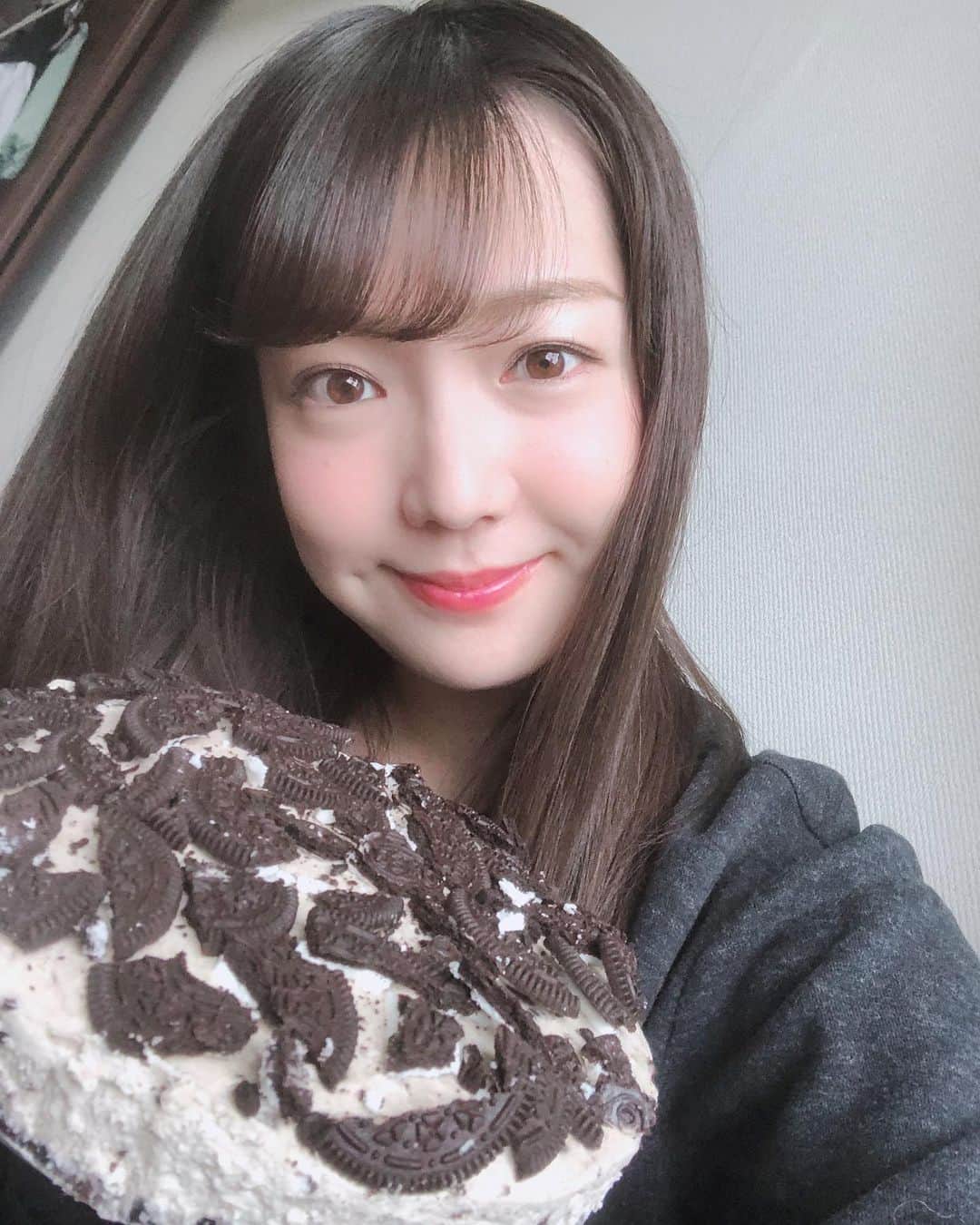 藤本かえでのインスタグラム：「今年のバレンタインは、 お世話になってる方に渡したり、友達に配ったりがなかなか難しかったので、 自分にケーキを作りました😎  ノーベイクのオレオチーズケーキ🍰 前に作って美味しすぎて、リピしました🤤 これから食べるよ。楽しみ！  #手作りケーキ #バレンタイン手作り #オレオチーズケーキ」