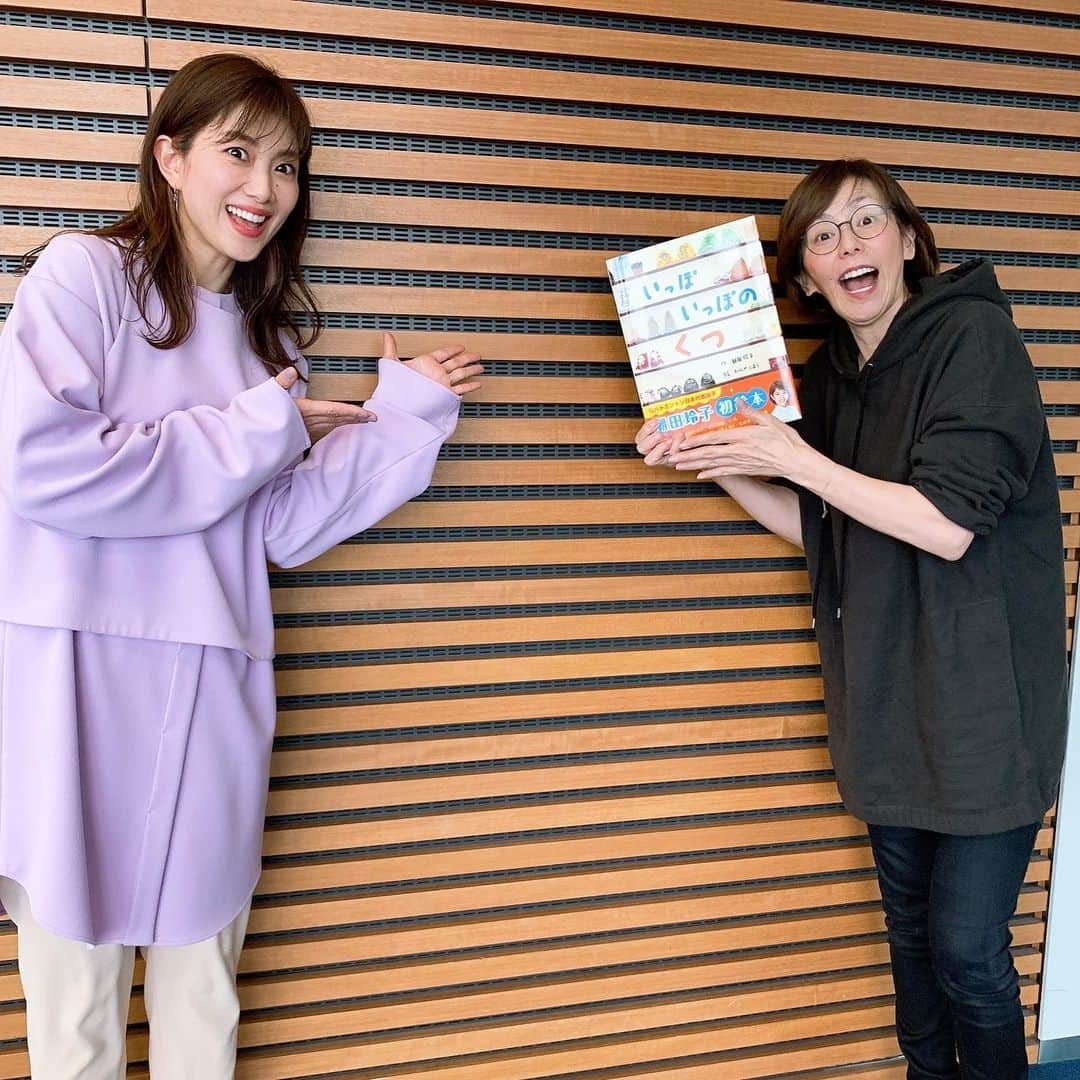 潮田玲子さんのインスタグラム写真 - (潮田玲子Instagram)「陣内さーーん🥰🥰🥰🙏 発売日に直接お渡しできてよかった〜💓💓💓何より久しぶりにお会いできて嬉しかったです😍💓☝️ ポーズがダチョウ倶楽部のヤーってやつやーーんって会えばいつも爆笑です🤣  #陣内貴美子さん #子供の頃から憧れの人 #いっぽいっぽのくつ #発売日 #これから陣内さんのevery見ながら #ご飯作って #お迎えじゃー」2月15日 15時55分 - reikoshiota_official