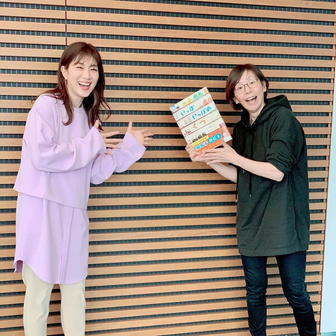 潮田玲子さんのインスタグラム写真 - (潮田玲子Instagram)「陣内さーーん🥰🥰🥰🙏 発売日に直接お渡しできてよかった〜💓💓💓何より久しぶりにお会いできて嬉しかったです😍💓☝️ ポーズがダチョウ倶楽部のヤーってやつやーーんって会えばいつも爆笑です🤣  #陣内貴美子さん #子供の頃から憧れの人 #いっぽいっぽのくつ #発売日 #これから陣内さんのevery見ながら #ご飯作って #お迎えじゃー」2月15日 15時55分 - reikoshiota_official