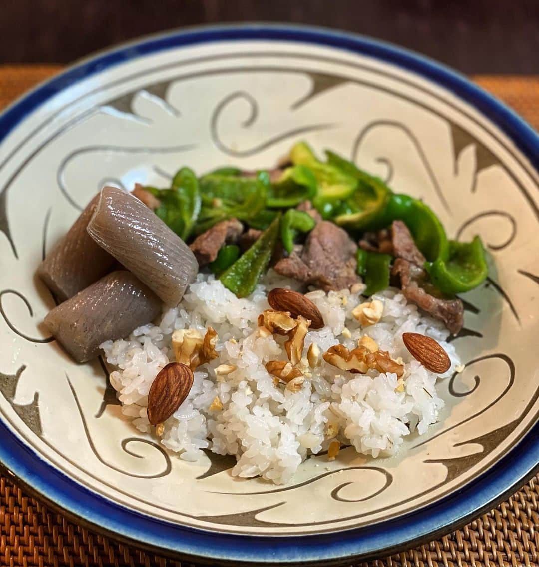 荻原和歌のインスタグラム：「お昼ごはん記録。 ラムとピーマンのクミン炒め、こんにゃくちょこっと。ごはんはナッツ入り#雪若丸」
