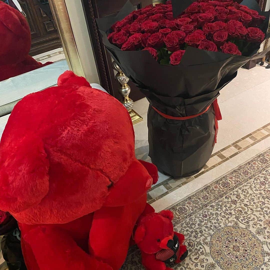 Rieさんのインスタグラム写真 - (RieInstagram)「【Happy Valentine's day with🌹&🧸&❤️】  バレンタインデーの日  巨大な🧸と、薔薇が届けられてビックリ‼️  インパクトが凄かった😂  今年は娘にもお花と  普通サイズの🧸が来てました  本当にハッピーで愛情あふれる  素敵な一日だった❗️  海外では男性側がバレンタインに  薔薇やチョコを用意して  愛情表現する日になってるので  海外生活じゃないと  こんな経験なかったと思う  日本のチョコレート業界の策略により  バレンタインデーには  身の回りに居る男子にチョコレートをあげなければいけないという強めのプレッシャーは  小学校低学年の時点で既に感じていて  バレンタインの時期は義理チョコから本命チョコまで  沢山チョコレートを買ったりしていたなぁ〜  娘が幼稚園デビューした頃には  友チョコなるものまで出現し  前日はクラス全員分のチョコを  手づくりする事もありました、、  世界的に見ると日本独自の不思議な習慣ですけど、  それはそれで楽しかったな☺️  息子がチョコレートもらってこれるか心配しちゃったり  娘の本命チョコが成功するか 祈ったりするような事もなく  あの頃からは、全く想像出来なかったバレンタインを過ごす様になってます  ダーは元々から花束用意したりするような人ではなかったのですが  海外生活長くなってくると  男性側にも変化が起こってくる様です🤔  ダーには本当に感謝しかない🙏  いつもありがとう😆❤️  #バレンタインデー #サプライズ #🌹 #🧸 #❤️ #ありがとう #valentines  #roses #bear #バラ #薔薇 #バラ100本  #ドバイ #ドバイインスタ映え  #ドバイ生活  #ドバイグラム  #ドバイ在住 #海外暮らし #海外旅行 #海外旅行好きな人と繋がりたい  #タビジョ #ビジットドバイ  #middleeast  #dubai #dubaigram  #dubailife #dubaiinstagram  #mydubai #instagrammable」2月15日 16時09分 - rie_dubai