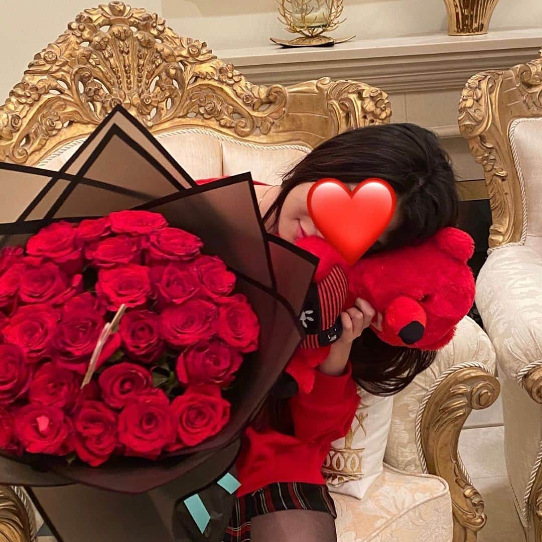 Rieさんのインスタグラム写真 - (RieInstagram)「【Happy Valentine's day with🌹&🧸&❤️】  バレンタインデーの日  巨大な🧸と、薔薇が届けられてビックリ‼️  インパクトが凄かった😂  今年は娘にもお花と  普通サイズの🧸が来てました  本当にハッピーで愛情あふれる  素敵な一日だった❗️  海外では男性側がバレンタインに  薔薇やチョコを用意して  愛情表現する日になってるので  海外生活じゃないと  こんな経験なかったと思う  日本のチョコレート業界の策略により  バレンタインデーには  身の回りに居る男子にチョコレートをあげなければいけないという強めのプレッシャーは  小学校低学年の時点で既に感じていて  バレンタインの時期は義理チョコから本命チョコまで  沢山チョコレートを買ったりしていたなぁ〜  娘が幼稚園デビューした頃には  友チョコなるものまで出現し  前日はクラス全員分のチョコを  手づくりする事もありました、、  世界的に見ると日本独自の不思議な習慣ですけど、  それはそれで楽しかったな☺️  息子がチョコレートもらってこれるか心配しちゃったり  娘の本命チョコが成功するか 祈ったりするような事もなく  あの頃からは、全く想像出来なかったバレンタインを過ごす様になってます  ダーは元々から花束用意したりするような人ではなかったのですが  海外生活長くなってくると  男性側にも変化が起こってくる様です🤔  ダーには本当に感謝しかない🙏  いつもありがとう😆❤️  #バレンタインデー #サプライズ #🌹 #🧸 #❤️ #ありがとう #valentines  #roses #bear #バラ #薔薇 #バラ100本  #ドバイ #ドバイインスタ映え  #ドバイ生活  #ドバイグラム  #ドバイ在住 #海外暮らし #海外旅行 #海外旅行好きな人と繋がりたい  #タビジョ #ビジットドバイ  #middleeast  #dubai #dubaigram  #dubailife #dubaiinstagram  #mydubai #instagrammable」2月15日 16時09分 - rie_dubai