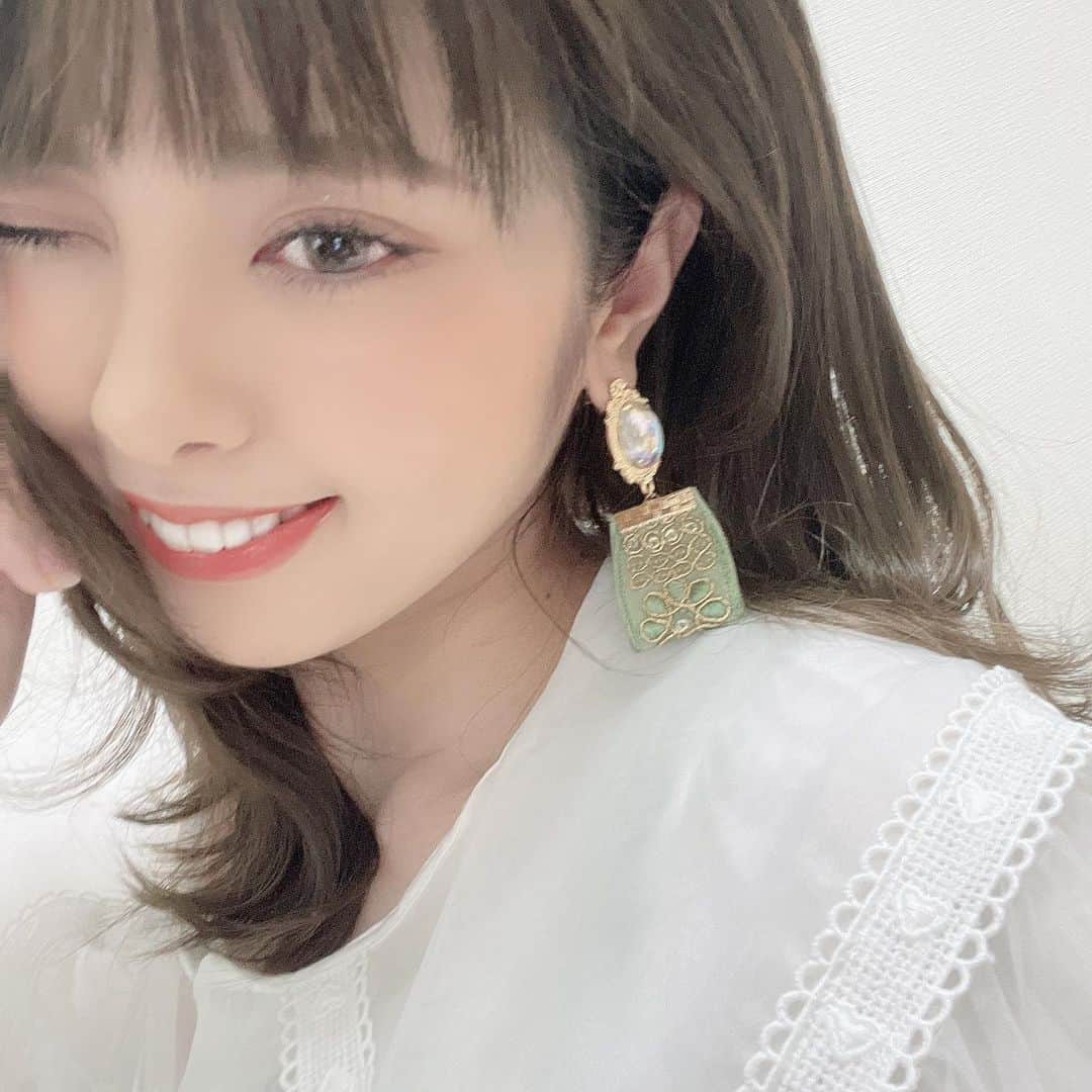のインスタグラム：「. 久々の自撮りやん😂(笑) . とりあえず笑っとくねꪔ̤̱ꪔ̤̱ꪔ̤̱ . . 昨日のお迎えした ピアス可愛すぎて嬉しい🥺💕 今日の相棒ですっ𓇬𓂂𓈒 . . #アクセサリー #ピアス #ピアス女子  #ハンドメイド #ハンドメイドピアス  #ハンドメイドアクセサリー  #ハンドメイドアクセ #メイク  #ナチュラルメイク #ブラウンメイク」