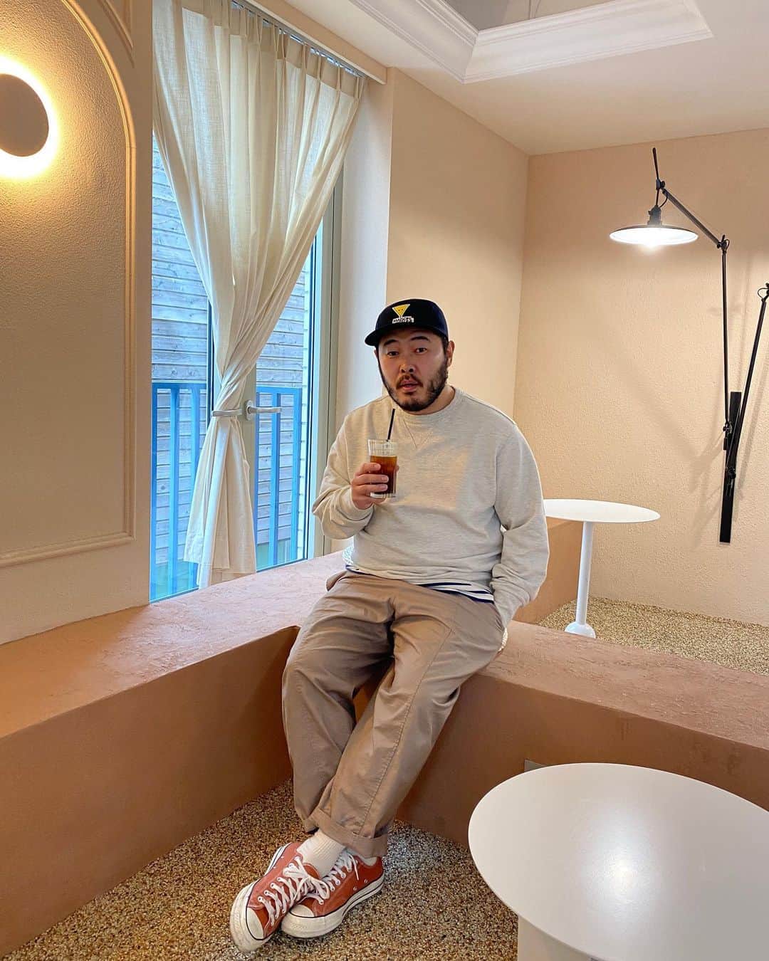 キム・ギバンのインスタグラム：「. 개인적으로 마음에 들었던 룩~ 차분한 베이지톤에 네이비한스푼~ 캠프캡 노랑이로고는 데코레이션^^ . #스웻셔츠  #남자스타일링어렵지않아요 #사진찍는사람이다했네😍 @tingkerhee」