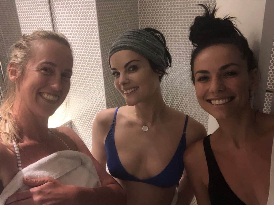 ジェイミー・アレクサンダーのインスタグラム：「Just did my first (epic) ice bath with these two healers- @danismith_glowforlife and @maddy.kingfish @bellyhealing 🧊 🛀🏼 Love you girls! 💕🙏🏻✨ #wimhofmethod @iceman_hof 🧊 🧊 🧊」