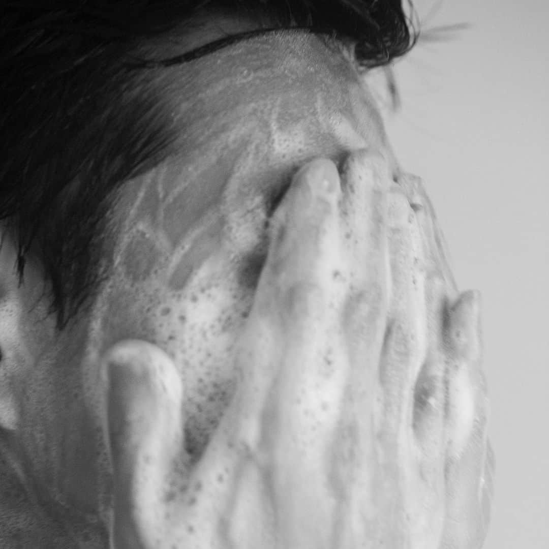shiroさんのインスタグラム写真 - (shiroInstagram)「スキンケアは洗顔から。肌に潤いを与えながら優しく洗い上げる「ラワンぶきフェイスウォッシュ」は、男性にも人気です。  #SHIRO #SHIRO男子 #メンズ美容」2月15日 16時10分 - shiro_japan