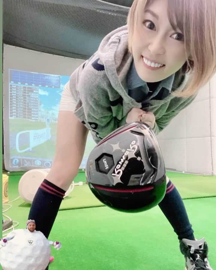 mimiのインスタグラム：「ギアを聞かれるので載せときます⛳️ #ロマロ　#romaro だよ💗 シャフトはそれぞれ違うからまた後ほど☆ ドライバーから始まって、56のウエッジ、気づいたらパター以外全部ロマラーになってた☠️めちゃ高かった💸  すでに色んなところ傷だらけなのは、頑張った証拠☆ ⚠️下手だからではないと思い込ませる  ゴルフグッズって楽しいよね♬♬  #ゴルフ女子#ゴルフ初心者#ゴルフバカ #ゴルフ動画 #ラウンドレッスン #ゴルフスイング #スイング動画 #ドライバーショット  #ゴルフ好きと繋がりたい#ごるきち #80台への道#benock#romaro#jackbunny#ゴルフコーデ#インスタゴルフ#インスタゴルフ部#インスタゴルフ女子 #東京ゴルフガールズ #ゴルフ大好き#ゴルフ馬鹿#ゴルフ練習#東京おやじゴルフ#golf#golflife#golfer#ゴルファー#ゴルフ動画」