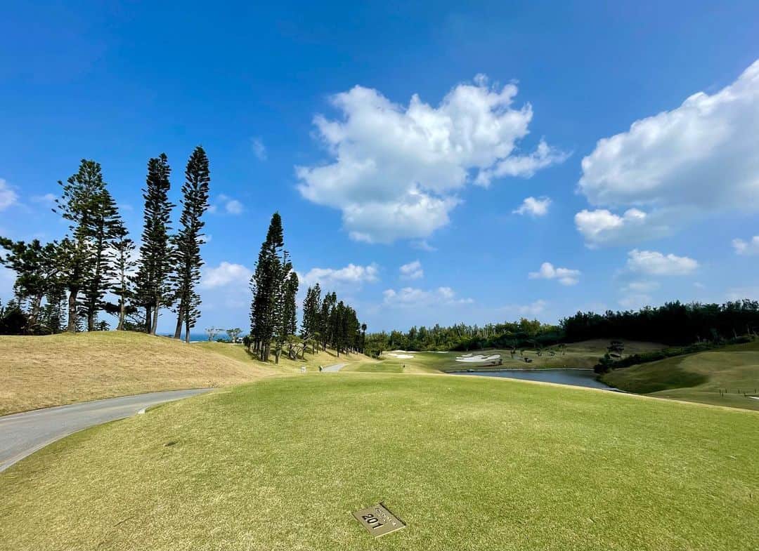 清水直行のインスタグラム：「休日は、もちろんゴルフよ。 天気も気温も最高✨ですが、 強風にやられました💨 まだまだ未熟なゴルファーです💧  #golf #golfcourse  #pgm #pgmゴルフリゾート沖縄  #ゴルフ場 #ゴルフ場の景色  #沖縄 #沖縄ゴルフ  #空 #そら #sky  #雲 #くも #clouds」