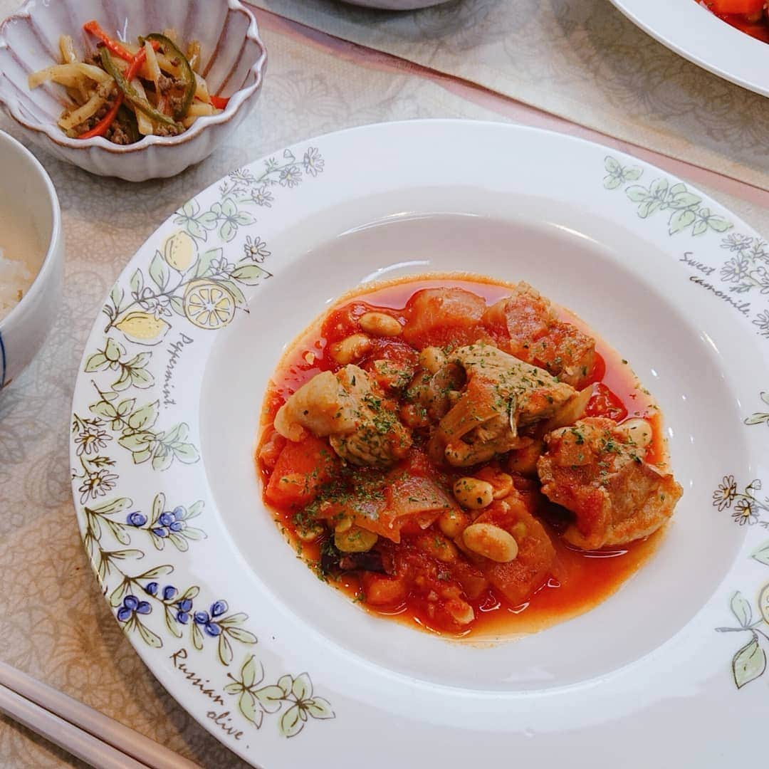 佐藤実絵子のインスタグラム：「〔ポークビーンズ〕ごはんのきろく🍚🍴 * 私が#作ってみりん を担当してからも色んなレシピを紹介してきましたが、この#ポークビーンズ は、お気に入りトップ5に入るくらいはリピートしてるレシピです🥰 * ポークビーンズなんて料理は実家ではでなかったけど(笑)美味しさに感動😁 私はいつもトンカツ用肉を使うのでお手軽だし、何よりお豆がたくさん食べられるのが！！！栄養的に素晴らしいと思う！ トマトとみりんって相性が良いのよね🤔その辺もよくわかるレシピ！ * レシピは「作ってみりん ポークビーンズ」で検索したら出てきます！ #三州三河みりん もよろしくね💛 * * #みえこごはん #つくってみりん #レシピ #二人ごはん #ふたりごはん #おうちごはん #おうちごはんlover #しあわせごはん #家庭料理 #献立 #デリスタグラム #デリスタグラマー #クッキングラム #てづくりごはん365 #フーディーテーブル #うつわ好き #うつわ #instafood #lovefood #instalove  #foodstagram #japanesefoods」