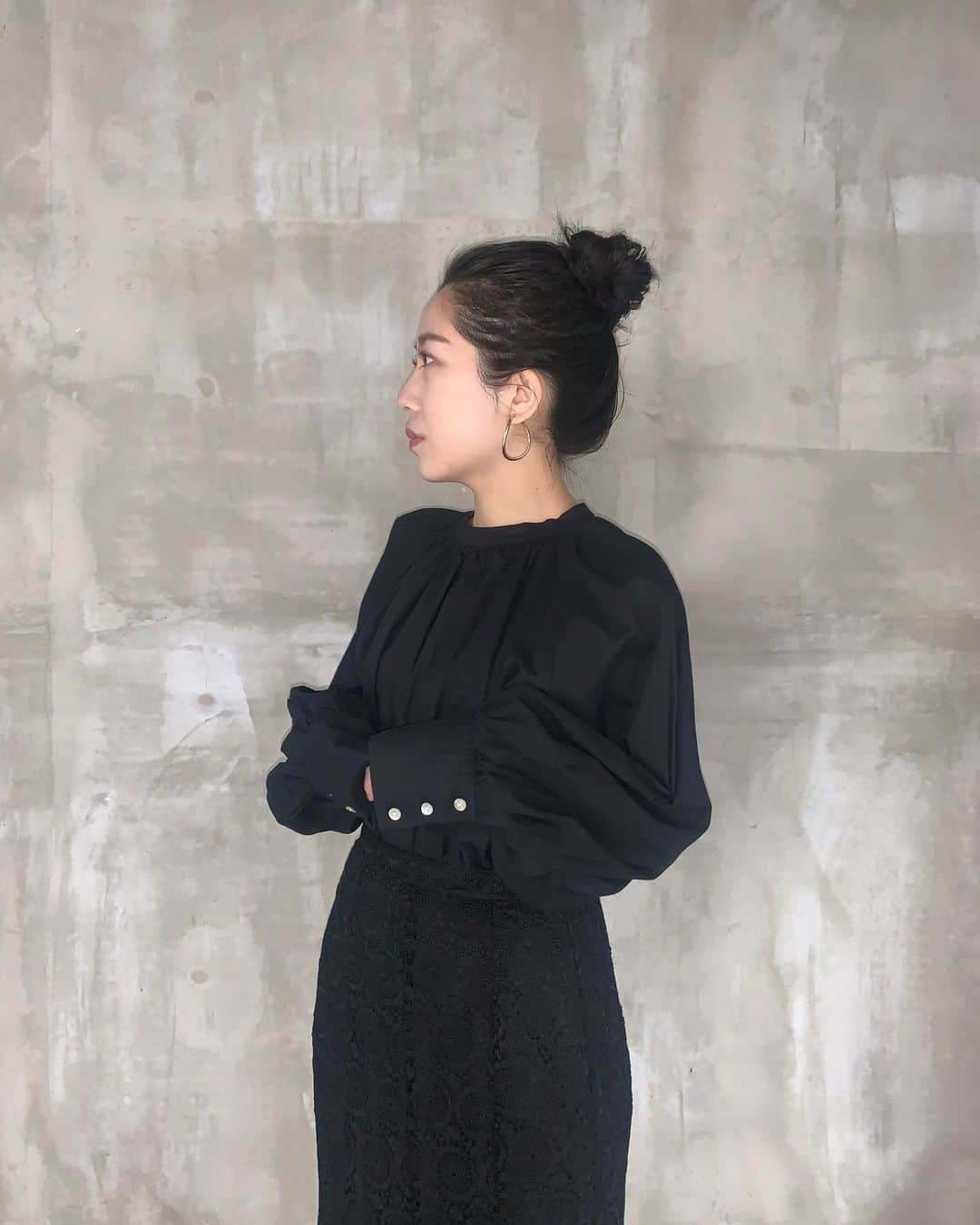 大波絢香のインスタグラム：「*﻿﻿ * ﻿﻿ ﻿ ﻿ アイコンチェンジ〜🌿﻿ ﻿ ﻿ あえてブラックコーデにしてみたよ🌚﻿ ﻿ ﻿何色にも染まらない黒！でも、何にでも合う黒！﻿ ﻿ ﻿ ﻿ 私がいちばんすきないろ🤝﻿ ﻿ ﻿ ﻿春夏も私らしさを大事にファッション楽しんでいきたい♡﻿ っていうテーマでこの写真をアイコンにしました🤳﻿ ﻿ ﻿ ﻿﻿ ﻿﻿﻿﻿﻿﻿﻿﻿﻿﻿﻿﻿ @ungrid_official﻿﻿﻿﻿﻿﻿﻿﻿﻿﻿ @ungrid_staffsnap ﻿﻿﻿﻿﻿﻿﻿﻿﻿﻿﻿﻿﻿﻿ #ungrid#code#ungrid_ayaka#仙台#仙台パルコ#大人カジュアル#きれいめカジュアル#大人コーデ#黒髪#シンプルコーデ#お団子ヘア#黒髪アレンジ」