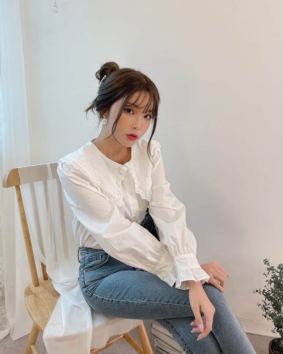 Chuuのインスタグラム：「블라우스의 계절🌸 레이스 카라 디테일로 사랑스러움 가득한 느낌~ 단독으로 착용해도 좋지만 가디건, 니트 등의 다양한 아이템과 레이어드 하여 카라 디테일을 포인트로 코디하는 것도 추천드려요💕  #chuu#츄#카라블라우스#블라우스맛집 #lovely_daily_look_chuu」