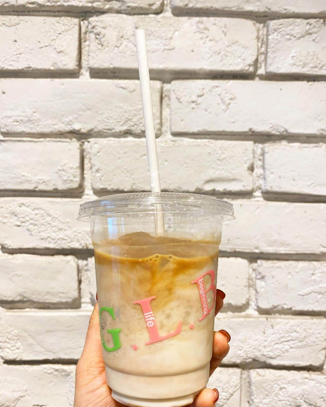 G.L.Bのインスタグラム：「*・ﾟ・*:.｡.*.｡.:  テイクアウトカップ🥤の G.L.Bロゴの色味が変わりました💓💕 とっても可愛い色に🌸🌸🌿  イートインはグラスになりますが、 テイクアウトカップでもご提供できますので 注文時にお声かけください🎵 　  イートイングラスでは ストローが付いていませんので ご利用の際はお声かけください🎵　  #greenlifebeginning #glb #大阪カフェ #堀江カフェ」