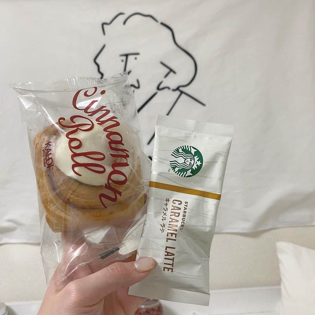 古南 祐佳のインスタグラム：「. 雨凄いし寒いし今日こそお籠りに適してる♡ おじさんの視線感じながらネフリ漬け🧏‍♀️ . . #stayhome #starbucks #kaldi  #cinnamoroll #coffee」