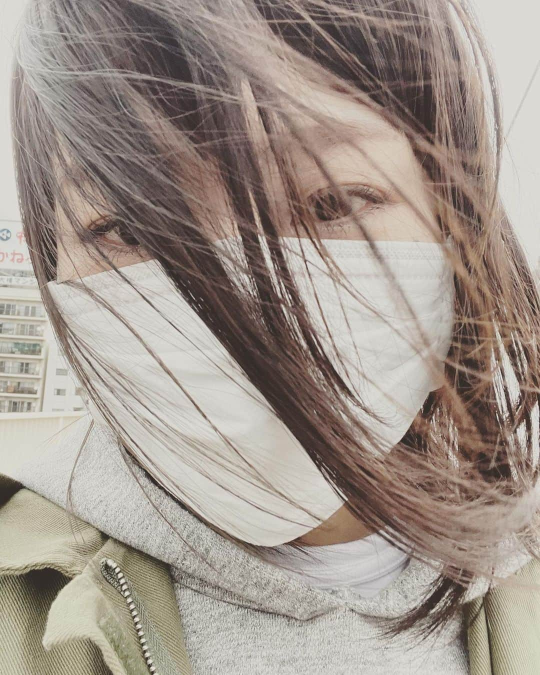 森山愛子さんのインスタグラム写真 - (森山愛子Instagram)「風強すぎ。  #風 #みだれ髪  #飛ぶ #飛ぶぞ #伊吹おろし #森山愛子」2月15日 16時24分 - aiko_morimountain