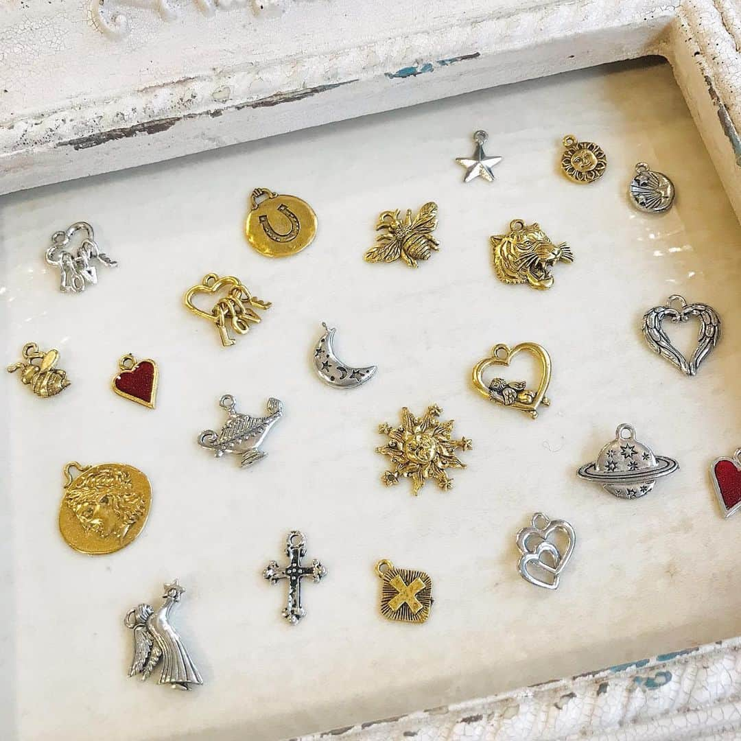 Brooklyn Charm Japanのインスタグラム：「-﻿ 💎🆕新作チャーム入荷しました🆕💎﻿ ﻿ 新作のメタルチャームが入荷しました♪﻿ 人気の太陽や月🌞🌛﻿ ハートやエンジェルモチーフなど﻿ 可愛いチャームが勢揃いしました❣️﻿ ﻿ こちらの新作チャームは、WEB SHOPと﻿ ラフォーレ原宿店、有楽町マルイ店にて﻿ 数量限定で発売中です💫﻿ 気になる方は早めにCheck‼️‼️﻿ ﻿ 現在、WEBショップでは冬の大感謝祭セールを開催中♪ ﻿ ※緊急事態宣言の延長を受け、2/28(日)迄延長となりました。 ﻿ ※新作商品、一部対象外商品あり。﻿ ﻿ さらに！﻿ ﻿ 日頃の感謝の気持ちを込めまして﻿ WEB SHOPではノベルティイベントを開催中➰🎁🐬﻿ ¥3,000(税込)以上お買い上げのお客様に﻿ 《ブラスネックレスチェーン》﻿ ¥5,000(税込)以上お買い上げのお客様に﻿ 《ジュエリートレイ》をプレゼント‼️‼️﻿ ﻿ 5,000円(税込)以上のお買い上げなら﻿ 送料も無料です🚚💨﻿ この機会にBrooklyn Charm WEBショップを﻿ ご利用くださいませ💁🏻‍♀️﻿ ﻿ -﻿ #brooklyncharmjapan﻿ #brooklyncharm﻿ #brooklyn﻿ #ny﻿ #accessary﻿ #handmade﻿ #ブルックリンチャーム﻿ #ブルックリン﻿ #ニューヨーク﻿ #アクセサリー﻿ #オリジナル﻿ #オリジナルアクセサリー﻿ #ハンドメイド﻿ #ハンドメイドアクセサリー﻿ #チャーム﻿ #メタルチャーム」