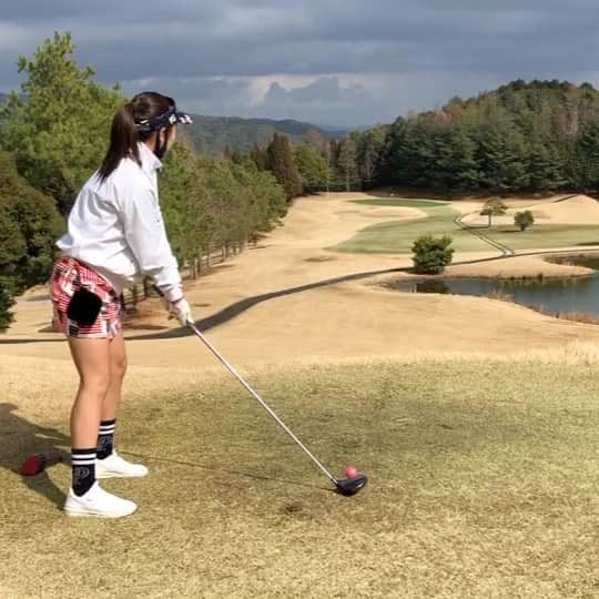 あみおかのインスタグラム：「. . . 週２行ってんのに 成長しないよ〜〜〜😭😭😭 山陽国際の東なんで 西と違って難しいのー😆💭笑  えなちゃんはいつも 優しい🥲💕 @ena_golf  今日は雨風強くて 思い通りのゴルフ できなかったけど 楽しかった🙋🏻‍♀️🌈  えなが　ナイス〜　って 言ってくれるし 励ましてくれるから ポジティブになれたよ🤣💭  はやくまた教わりたいです。 @atsushikobarai  ぎっくり治してください🙇‍♀️ ７番が成長しません。 . . . #ゴルフ #ゴルフ女子 #ゴルフスイング #ゴルフスイング動画 #ドライバーショット  #ゴルフ動画 #ゴルフラウンド #ゴルフ上手くなりたい  心折れそう🥺」