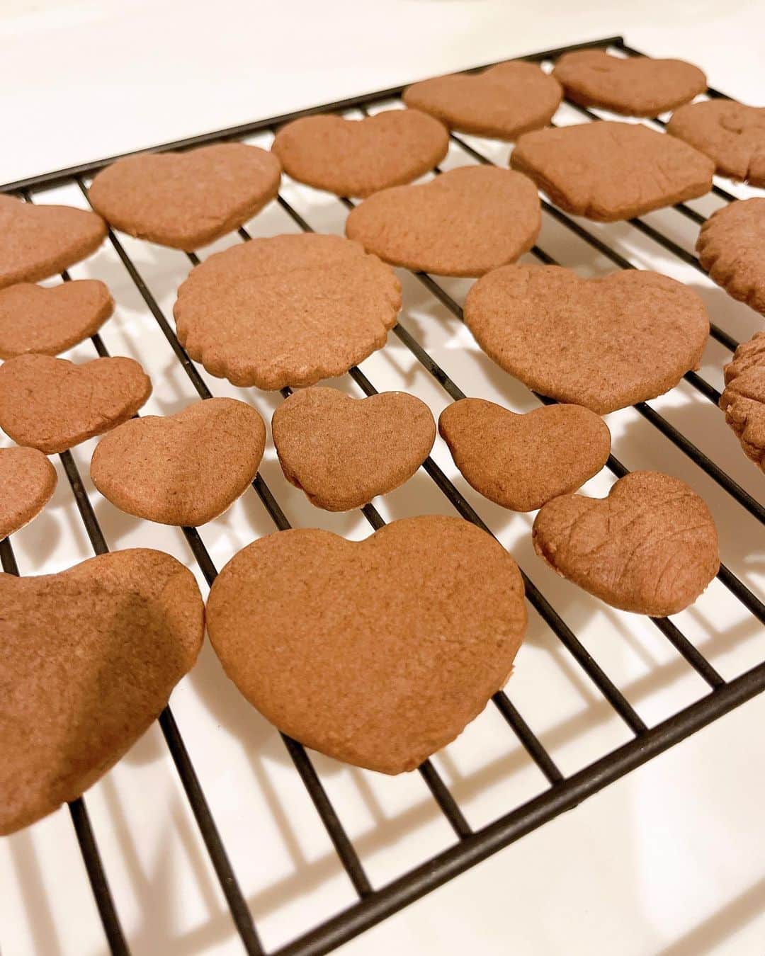 本田朋子さんのインスタグラム写真 - (本田朋子Instagram)「昨日はテレビ破壊事件勃発で、バレンタインデーなのに、何もできませんでした。 仕切り直して今日は息子とココアクッキー作り。 案の定、次から次へと型を押され何度もやり直し😂 でも自分で作ったクッキーは格別なようで、『おいし〜い』と言いながら、焼きたてクッキーを何枚も頬張っていました😆 パパにはピスタチオやラズベリー、チョコをトッピングして😋 遠征🏀から戻ってきたパパと一緒に食べました🥰 ふぅ〜。何をやるにしても倍のエネルギーが必要です😅  #バレンタイン  #手作りクッキー  #ココアクッキー #型抜きするだけでわちゃわちゃ  #2歳 #男の子ママ」2月15日 16時30分 - tomoko_honda_official_phonics