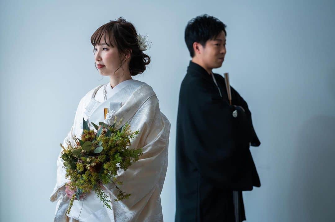 SWITCH SHOOTING PHOTO MAISONのインスタグラム：「大人な雰囲気の和装フォト。シンプルな白壁も光の加減で違う印象に。  表参道 @switch.omotesando﻿ 大阪 @switch.umeda ﻿﻿ 札幌 @switch.sapporo﻿ 鹿児島 @switch.kagoshima﻿ 品川 @switch.shinagawa﻿ . #switch表参道#switchomotesando #switch品川 #switchshinagawa  #前撮り#後撮り#ウェディングフォト#フォトウェディング#フォトスタジオ #ブライダルフォト#結婚写真#結婚式前撮り#プレ花嫁﻿#花嫁準備﻿#ブライダルヘア#ウェディングヘア#おしゃれ花嫁#ドレス試着#結婚式#日本中のプレ花嫁さんと繋がりたい#ウェディングドレス#カラードレス#タキシード#和装前撮り#色打掛#白無垢#韓国フォトウェディング#関東花嫁﻿」