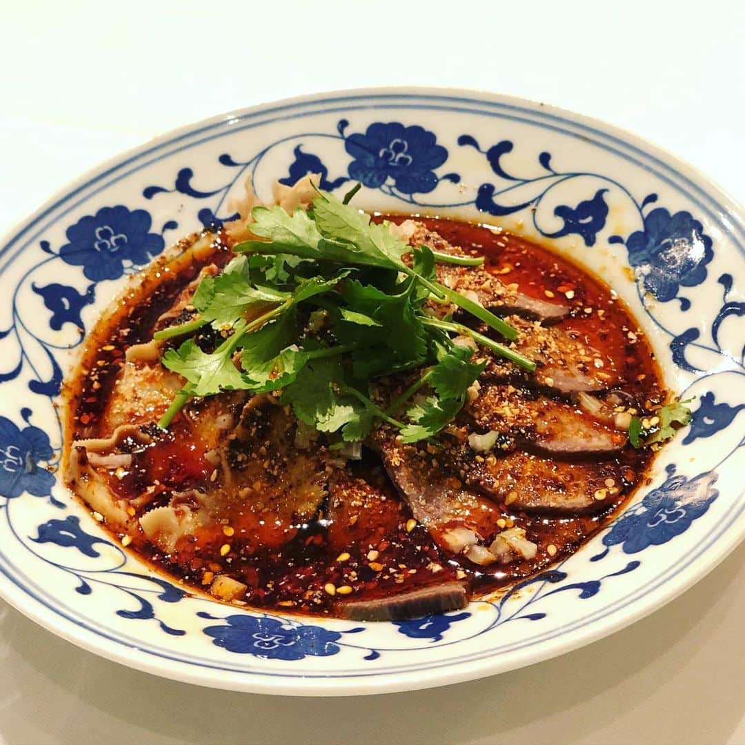 岡田育のインスタグラム：「. 🔥🌶🔥🌶🔥 #四川料理 #Sichuancuisine #夫妻肺片 #飄香 #紹興酒」