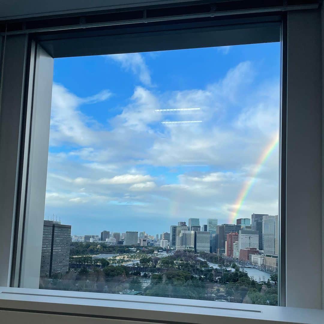 菊間千乃のインスタグラム：「雨止みましたね。大きくてキレイな虹🌈」