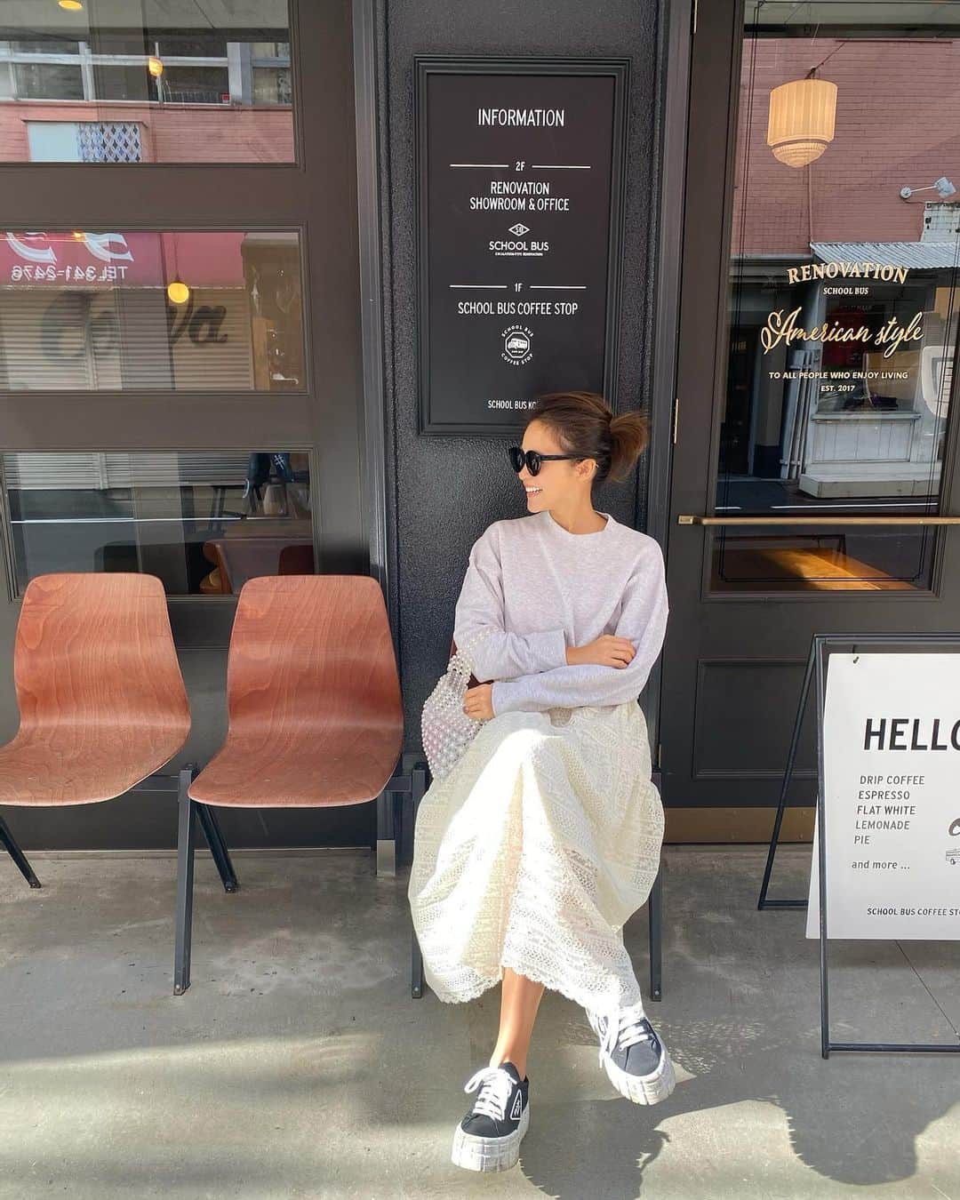 Risako Yamamotoさんのインスタグラム写真 - (Risako YamamotoInstagram)「オフィスの皆がチョコをたくさん持ってきてくれて、おやつのお供にコーヒーを買いに☕️♥️  晴れの日の白スカートでテンション上がりました🤍  #coffebreak #officeday #happymonday #uniqlo #rosymonster #PRADA」2月15日 16時38分 - risako_yamamoto