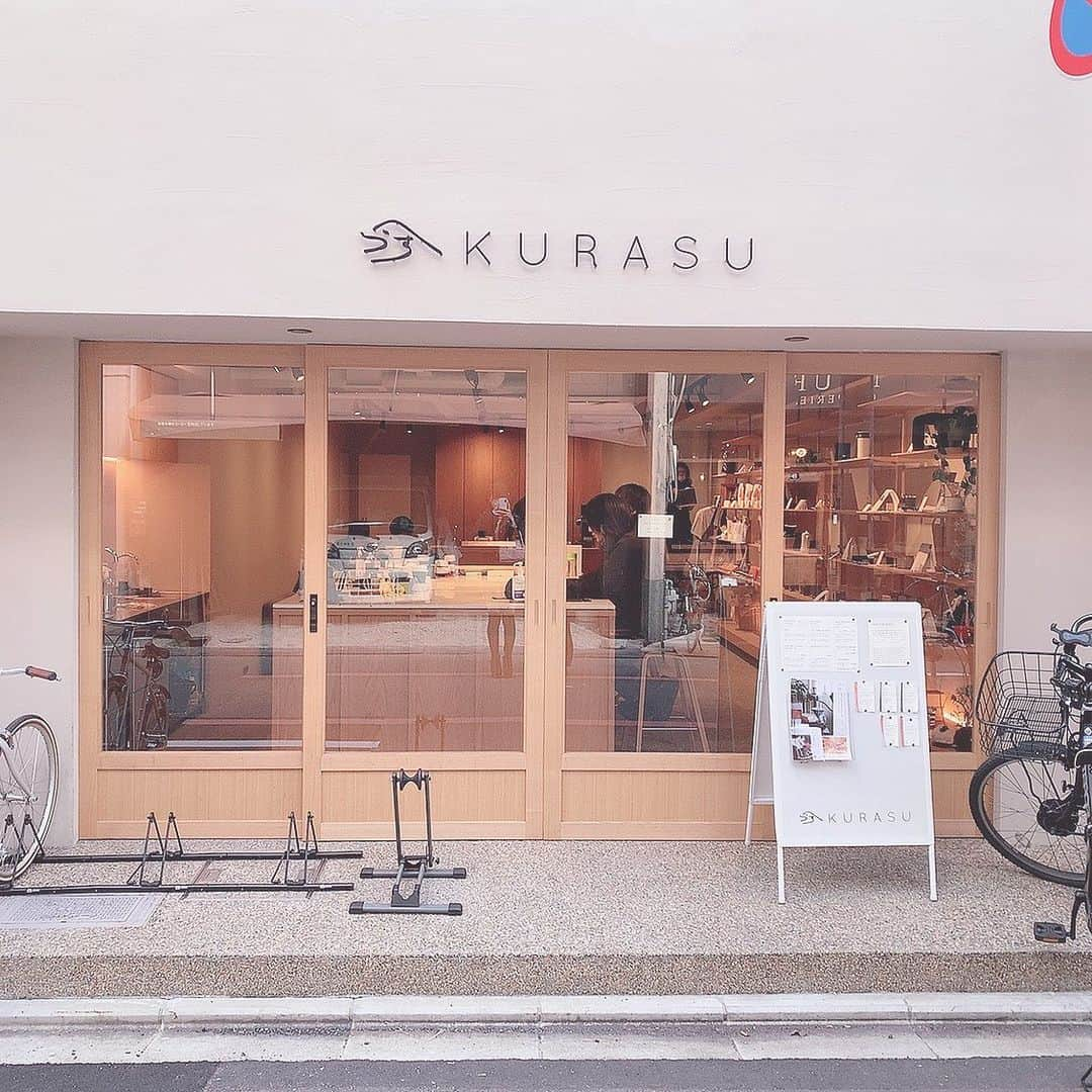 板野優花さんのインスタグラム写真 - (板野優花Instagram)「☕京都・烏丸御池 Kurasu さん @kurasu.kyoto  ・ 今日の撮影中にスタッフさんとの話題にもなった インスタでよく見かけてたカフェ✨ 別のお仕事の現場の近くにあったので 行ってきましたー😊💕 ・ アットホームな雰囲気のお店で カフェでは珍しい湯のみで ドリンクが出てきて可愛かった🥰 ・ 最近、私の投稿をみてカフェ行ったよー！とか 他の人にも私のアカウント紹介したよって 声掛けていただくこと多くて嬉しい🥰 ・ #kurasu #kurasukyoto #御池カフェ  #京都スイーツ #京都グルメ #京都旅行 #京都コーヒー  #京都カフェ #カフェスタグラム #関西カフェ巡り #烏丸カフェ #烏丸スイーツ #カフェ巡り好きな人と繋がりたい  #関西グルメ #おいしいもの好きな人と繋がりたい #カフェ活 #おすすめカフェ #カフェ女子 #抹茶ラテ #ほうじ茶ラテ #ゆーろの美味しいメモ」2月15日 16時39分 - yuka_itano