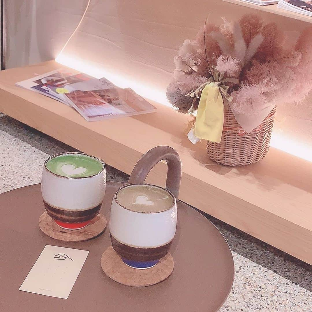 板野優花さんのインスタグラム写真 - (板野優花Instagram)「☕京都・烏丸御池 Kurasu さん @kurasu.kyoto  ・ 今日の撮影中にスタッフさんとの話題にもなった インスタでよく見かけてたカフェ✨ 別のお仕事の現場の近くにあったので 行ってきましたー😊💕 ・ アットホームな雰囲気のお店で カフェでは珍しい湯のみで ドリンクが出てきて可愛かった🥰 ・ 最近、私の投稿をみてカフェ行ったよー！とか 他の人にも私のアカウント紹介したよって 声掛けていただくこと多くて嬉しい🥰 ・ #kurasu #kurasukyoto #御池カフェ  #京都スイーツ #京都グルメ #京都旅行 #京都コーヒー  #京都カフェ #カフェスタグラム #関西カフェ巡り #烏丸カフェ #烏丸スイーツ #カフェ巡り好きな人と繋がりたい  #関西グルメ #おいしいもの好きな人と繋がりたい #カフェ活 #おすすめカフェ #カフェ女子 #抹茶ラテ #ほうじ茶ラテ #ゆーろの美味しいメモ」2月15日 16時39分 - yuka_itano