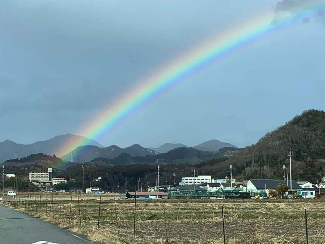 姫路ゆめさき川温泉 夢乃井さんのインスタグラム写真 - (姫路ゆめさき川温泉 夢乃井Instagram)「今日は不安定なお天気ですが、お客様に教えて頂き外に出てみると、すごく綺麗な虹が架かっていました🌈 スタッフが撮った写真には、夢乃井から虹が架かっているように見えてとても素敵です✨ #夢乃井 #塩田温泉 #旅館 #姫路 #雨 #虹」2月15日 16時47分 - yu_me_noi