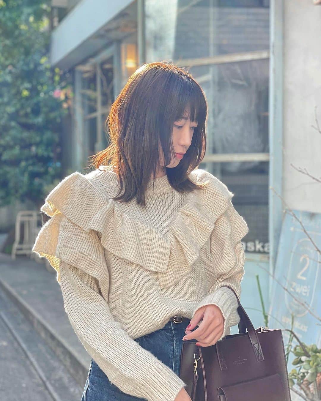 のインスタグラム：「, , 先日の #あずコーデ の アップver.🍃 , いつまで経っても こういうの撮られ慣れないのだけど、 いい感じに写ってる自分をみると とてもテンションが上がるので もっと撮られるのうまくなりたいな〜 と思っています💭♡ , まゆゆさん @photoesthe_mayu  に撮ってもらうと え、実はわたし撮られるの上手いのでは？！ と思ってしまうくらい いい感じの写真をいつも撮っていただけます😊 , いつもありがとうございます🌼」