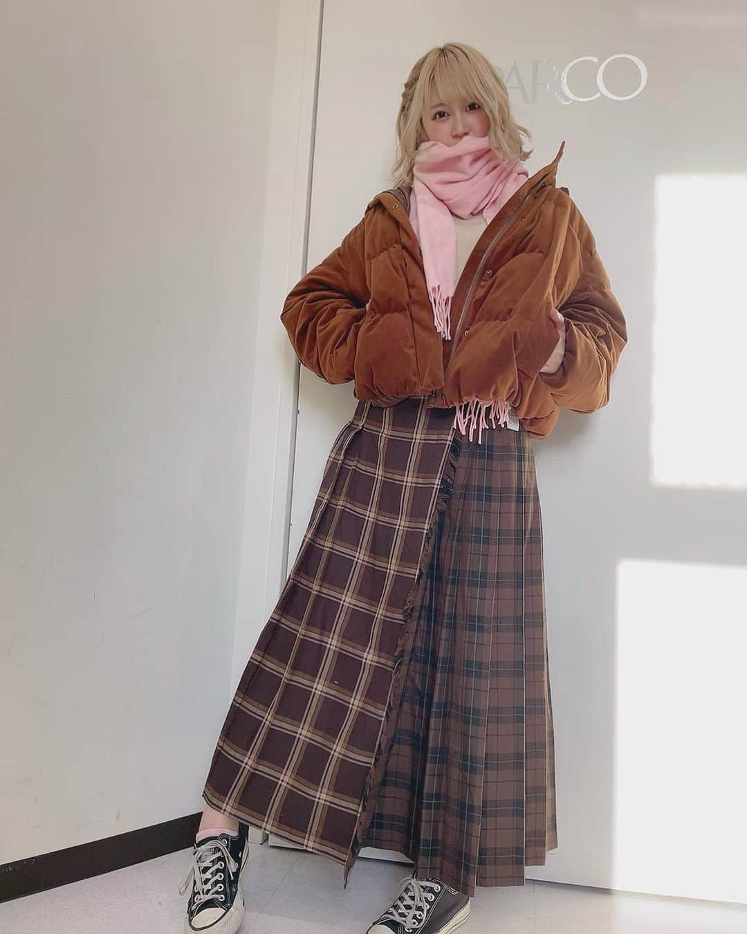 牧野広実のインスタグラム：「⑅◡̈* . 昨日はバレンタインを意識してブラウンとピンクのコーディネートをしていました💝 . ダウンとスニーカーでカジュアルにしたのがポイントです☻ . . #valentine #coordinate #anteprima #ungrid #cocodeal #converse #sneaker #allstar #readytokiss #idol #brown #pink #バレンタイン #コーティネート #私服 #ワントーンコーデ #スニーカー #コンバース #レディキス #牧野広実 #🍫」
