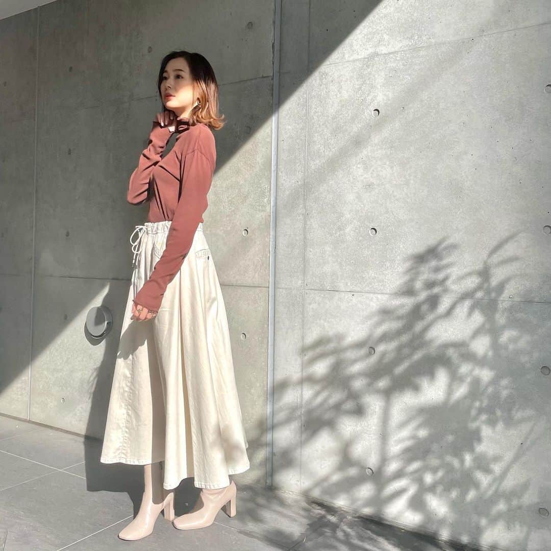 Moname Official Instagramのインスタグラム：「. ウエストがゴム仕様のイージーフレアスカート ボリューム感あるスカートで 春らしさ満載です✨ . Easy Flare Skirt No.41103130 Color. IVR ¥16,500(税込) . height 165cm . #moname #モナーム #moname_code  #denim #jeans #ootd #love#デニム #グレーデニム #デニム女子 #カジュアルコーデ #シンプルコーデ #着回しコーデ #今日のコーデ#ニット#着画 #ラフコーデ #きれいめコーデ #高見えコーデ #着回し #160cm #パリジェンヌ #パリジャン #大人女子#フレアスカート#スカート#スカートコーデ#エクリュ」