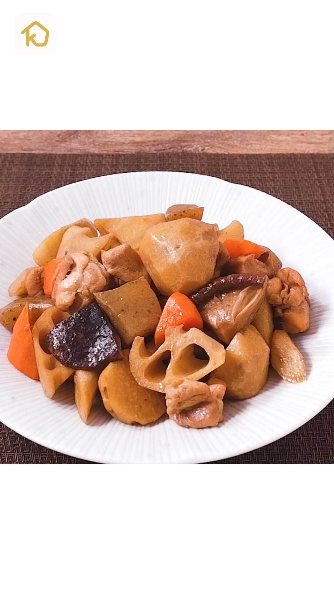のインスタグラム：「『だし汁なしで美味しくできる！筑前煮』 . ———————————————————— #クラシルごはん で投稿すると クラシル公式がシェアします！ぜひ投稿してね🍳 ———————————————————— . だし汁を使わずに作る、筑前煮のご紹介です。鶏肉と野菜から出る旨味たっぷりの煮汁がよく染みこんだ、ごはんのお供にぴったりな一品です。ご家庭にある調味料で作ることができるので、今夜のおかずにいかがでしょうか。ぜひ、お試しくださいね。 . 調理時間：50分 費用：500円程度 . 【材料】 2人前 鶏もも肉　　　　　　200g 干し椎茸　　　　　　2枚 水（戻す用）　　　　300ml レンコン　　　　　　100g . ----- 酢水 ----- 水　　　　　　　　　500ml 酢　　　　　　　　　大さじ1 . 里芋　　　　　　　　100g にんじん　　　　　　50g ごぼう　　　　　　　50g 水（さらす用）　　　適量 こんにゃく　　　　　100g ①しょうゆ　　　　　大さじ2 ①料理酒　　　　　　大さじ1 ①みりん　　　　　　大さじ1 サラダ油　　　　　　大さじ1/2 . 【手順】 レンコン、里芋、にんじんは皮をむいておきます。 ごぼうは皮をこそげ落としておきます。 こんにゃくはアク抜きが必要なものはパッケージの表記に従いアク抜きしておきます。 1. 干し椎茸は水を張ったボウルに入れ、パッケージの表記通りに戻し、水気を絞ります。戻し汁を100ml分取り分け、干し椎茸は軸を切り落として、4等分にします。 2. レンコンは乱切りにし、酢水に5分程さらし、水気を切ります。 3. 里芋は一口大に切ります。にんじんは乱切りにします。 4. ごぼうは乱切りにし、ボウルに入れ、水に5分程さらし、水気を切ります。 5. こんにゃくはスプーンで一口大にちぎります。 6. 鶏もも肉は一口大に切ります。 7. 中火で熱した鍋にサラダ油をひき、6を入れ、色が変わるまで炒めます。 8. 中火のまま、1の干し椎茸、2、3、4、5を入れ、全体に油がなじむまで炒めます。1の戻し汁、①を加え混ぜ、ひと煮立ちしたら落とし蓋をし、鶏もも肉に火が通るまで15分程煮ます。 9. 落とし蓋を外し、全体に照りが出るまで中火で煮詰めたら、火から下ろします。 10. 器に盛り付け、完成です。 . 【コツ・ポイント】 しょうゆの量は、お好みで調整してお作りください。 こんにゃくは、スプーンでちぎることで味が染みこみやすくなります。 . . #クラシル #kurashiru #おうちごはん #手料理 #簡単レシピ #手作りごはん #今日のごはん #暮らし #ランチ #晩ごはん #おうちカフェ #おうち時間 #筑前煮」