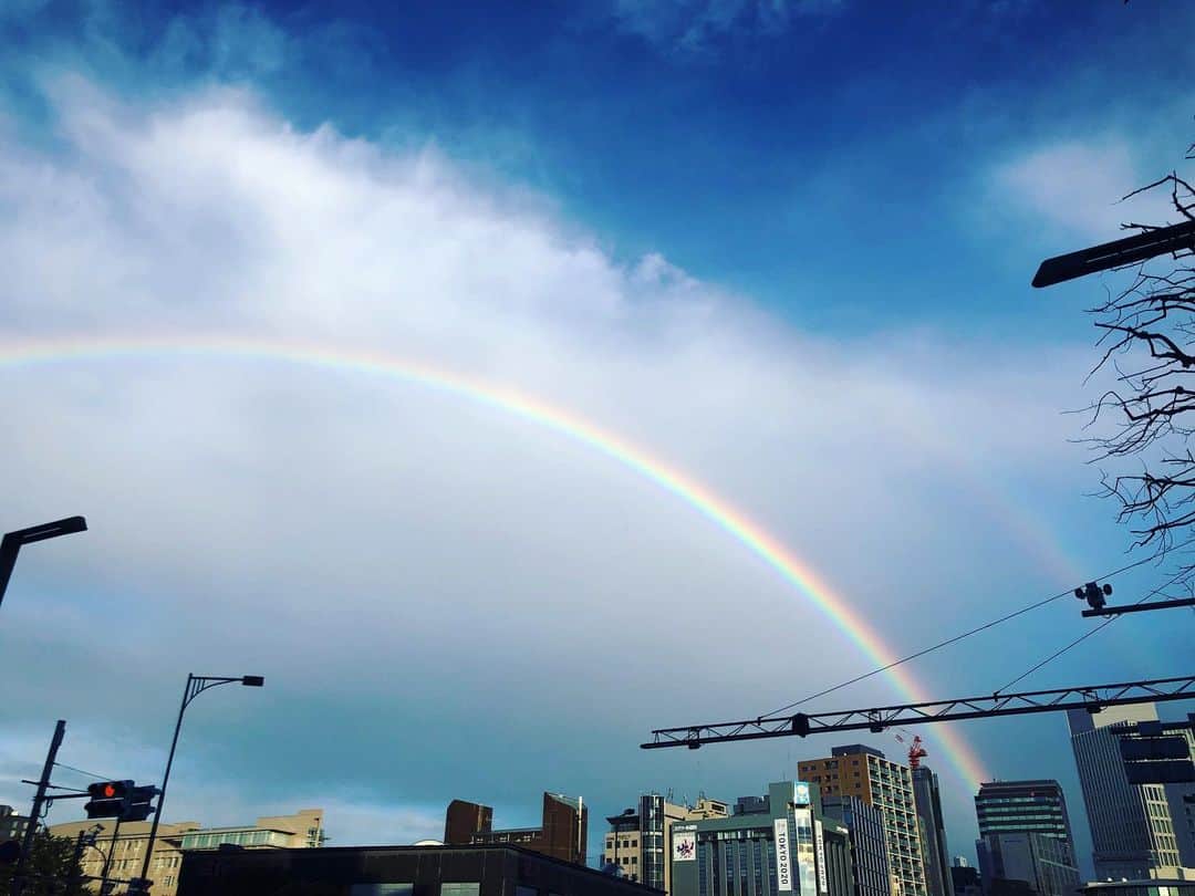 MIHOのインスタグラム：「【自然のチカラ】  スタジオをでると雨 雨はキライじゃないし それはそれで楽しい  雨が止んで瞬く間に 美しい青空が広がった とにかくドラマチックで 好きな曲をかけた  長くて寒い雨の後 ちゃんと力強い虹のゴホウビが待ってる  あぁ、なんか励まされた人もたくさんいるんじゃないかな？  と、おもったのでストーリーで慌ててシェア  興奮max具合がすごい〔一人なのに😹〕  でも次々と車がとまって写真をとってました  不思議な自然のチカラ  いやー、上がる  自然には勝てないよね  さぁ、キンコーズよって準備☺︎  #虹 #ダブルレインボー #自然 #車止めて興奮 #天気の子 #rainbow #tokyo」