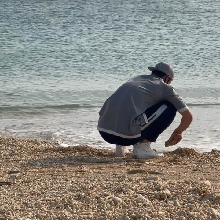 井口和朋のインスタグラム：「休日。巨大４歳児が海で砂遊び。 #休日#沖縄#海#上原健太#fighters#沖縄キャンプ#逆コナン」