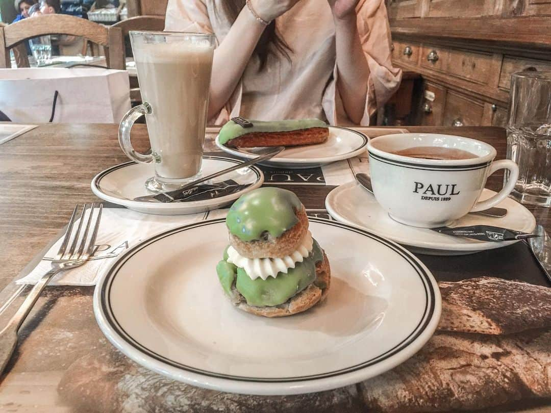 みちかさんのインスタグラム写真 - (みちかInstagram)「なつかしのパリのPAUL。カフェ探すのめんどくさくなってここでいいやって入ったけどこのピスタチオシュークリーム美味しくなかった🤣でもパリだとチェーン店でも絵になるよね。ヨーロッパいる時もっとたくさん写真撮っておけば良かった…4年もあったのにな…  #paris #パリ#フランス #フランス旅行 #パリ旅行 #파리 #파리여행 #프랑스여행 #파리카페 #parisfood #pariscafe #pariscoffeeshops #パリカフェ #カフェ巡り #カフェ活 #お洒落カフェ #michikafoodfr #michika_trip」2月15日 16時57分 - michi3117