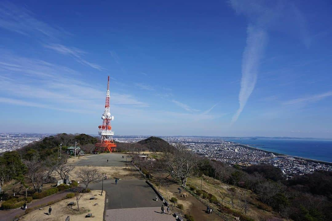 平塚市さんのインスタグラム写真 - (平塚市Instagram)「* 先週に引き続き 晴天の湘南平をお届け。 明日はこの写真のように 気持ちよく晴れますように！ *** #手をつなぎたくなる街 #hiratsukagood #hiratsuka#平塚 #湘南平#展望台 #眺望#テレビ塔 #海#空#青空 #今日は雨 #明日天気になあれ #週末の過ごし方 #日々#暮らし #instagramjapan#igersjp」2月15日 16時59分 - hiratsukagood