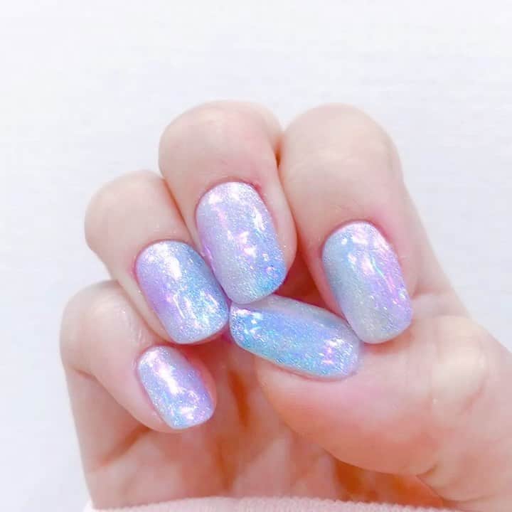 なかやまちえこのインスタグラム：「Aurora nails.⠀ ⠀ 光の当たり方や、ライトの種類によって映り方が全く変わるのでたくさん撮ってみました。⠀ 駅で撮った親指の画像が、肉眼で見るのと一番近いです。 ⠀ （インスタライブ使用商材は最後の方に載せているので、スライドしてくださいね☺️） ⠀  PREGEL・Betty gel・きまぐれキャット・PREANFA・PREXY商品は、⠀ ネイリストの方は↓ ⠀ プリモール @nail_premall ⠀ http://gelnailshop.com/ ⠀ キャンディポケット @candypocket_official ⠀ http://www.beautysupport.jp/sm/script_main/shoptop.php ⠀ セルフの方は↓ ⠀ ジョイアート @joyartofficial ⠀ http://joyart.biz/ ⠀ ⠀ にて購入頂けます☺️⠀  #nail #nails #nailart #ネイル #美甲 #ネイルアート  #japanesenailart #manucure #japanesenails #manicurist #gelnails #أظافر #네일아트 #미용 #vẽmóng #ngườiđẹp  #เพ้นท์เล็บ #искусствоногтя #artedeuñas #เพ้นท์เล็บเจล #ジェルネイルデザイン #オーロラネイル #auroranails @pregelofficial @kimagure_cat_whim @bettygel_official @prexyofficial」