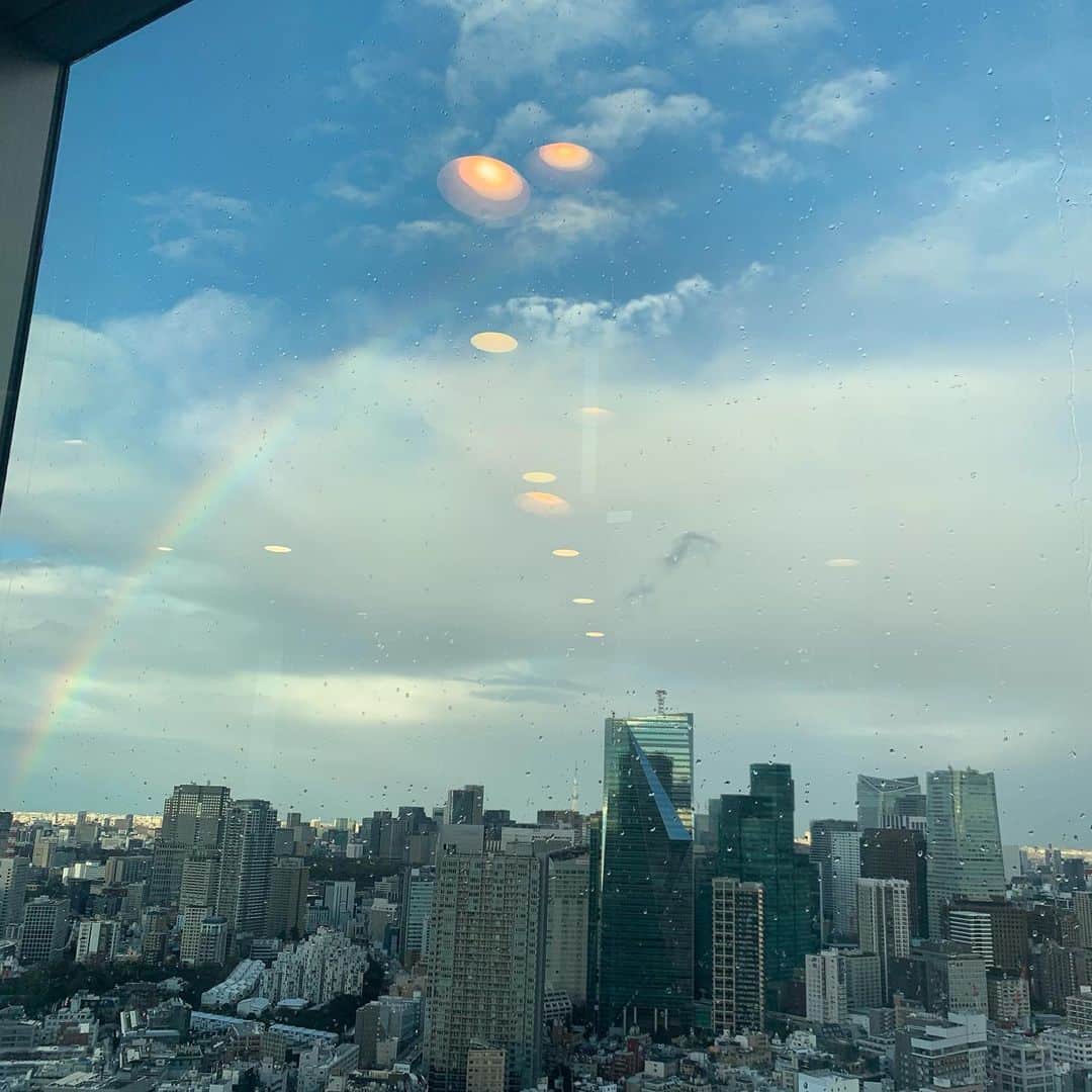 クリス智子さんのインスタグラム写真 - (クリス智子Instagram)「曇りと雨で真っ白だった、J-WAVEスタジオからの景色。 番組終わりの16:26頃から、10分ほど、おおきな虹🌈が見えました。 みなさんのところからは、見えましたか？  虹の根っこあたりにいる場合は、見えないのかなぁ..🙄」2月15日 17時05分 - chris_tomoko