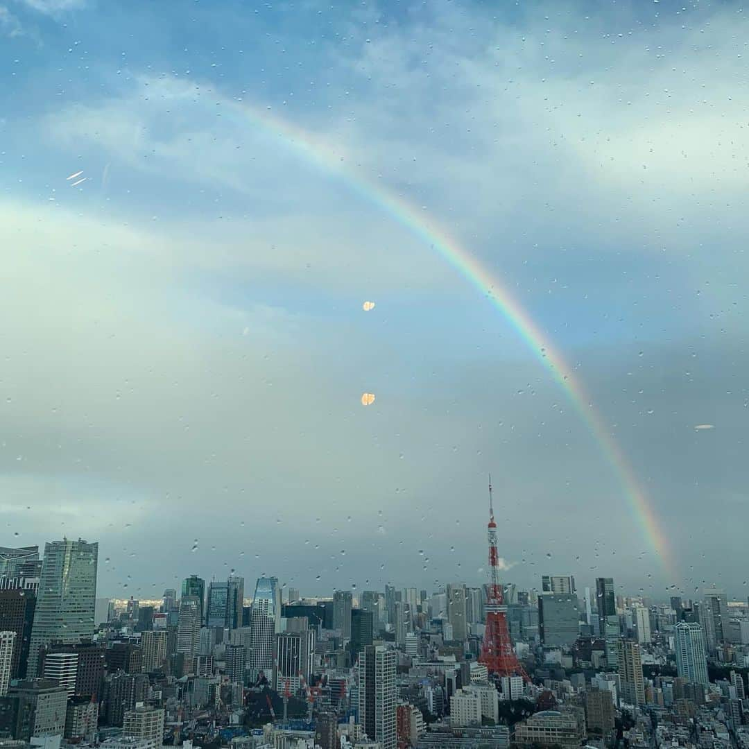 クリス智子さんのインスタグラム写真 - (クリス智子Instagram)「曇りと雨で真っ白だった、J-WAVEスタジオからの景色。 番組終わりの16:26頃から、10分ほど、おおきな虹🌈が見えました。 みなさんのところからは、見えましたか？  虹の根っこあたりにいる場合は、見えないのかなぁ..🙄」2月15日 17時05分 - chris_tomoko