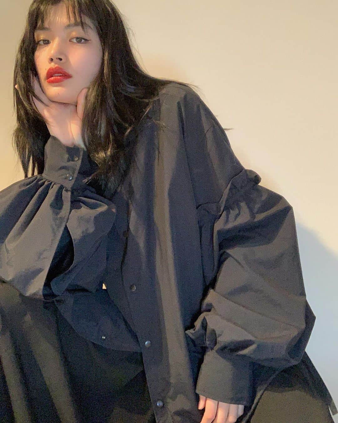 福士リナのインスタグラム：「@dvec_jp  たっぷり生地を使った可愛すぎるお袖 ブラックと素材感で甘くなりすぎず着れてタイプです。 . . D-VECオフィシャルサイトにて バーチャルファッションショー形式で 21SSコレクションが発表されており 私も拝見しましたが 自分の見たい角度からお洋服を見れて とても素敵なショーでした‼︎  #dvec #ディーベック」