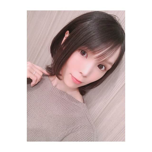 土岐麻梨子のインスタグラム：「久しぶりに髪型を変えてみました！ ⑅ 本当はバッサリとベリーショートにしようかと思ったけど、 向かう道中の寒さが厳しくて、 一旦 保留にしました。。 ⑅ 今回は、オーバーランドの平地屋さんにお願いしました⑅* 上京してから、約7年くらいお世話になっていて、最近はだいぶご無沙汰してしまっていたのですが、覚えていてくださって、嬉しかったです⑅* 特にここ一年くらい、あまり頻繁に美容院にいけないということもありましたが、なーんか髪がまとまらないなーとストレスに感じることが多くて。。 そんな時にふと振り返ると、平地屋さんにやってもらってた時は、そう感じた記憶がないなと思い、今回 お願いすることになりました！ ⑅ ずっとさらさらストレートに憧れて、縮毛矯正をかけ続けてきましたが、縮毛矯正しても、そんなに長くはキープできないし、毎日ブロック分けしてストレートアイロンするのも時間もかかるし…と思い、 多分 生まれてはじめて… 癖を生かした髪型にしたいとご相談しました！ ばっさりと切ってしまうのもありだけど、段階を踏みたいという思いもあり、色々と話しながら、ソフトウルフにしてもらうことになりました✂︎ この髪型なら、顔まわりとトップの短い髪を内巻きにして、襟足の自然にはねるところを軽く外巻きにするだけなので、自分でのスタイリングも簡単そう。。！ ⑅ 動きのある髪型が新鮮で楽しいです♡ 主人にも好評でよかった♡ ⑅ 来月は、もうばっさりいっちゃおうかな。。。 ⑅ #ヘアカット #ソフトウルフ #ウルフカット #クセを活かしたカット #オーバーランド  #次回はバッサリ切ろう #ベリーショート」